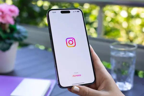 How to Check Any Instagram Profile Anonymously with Gwaa